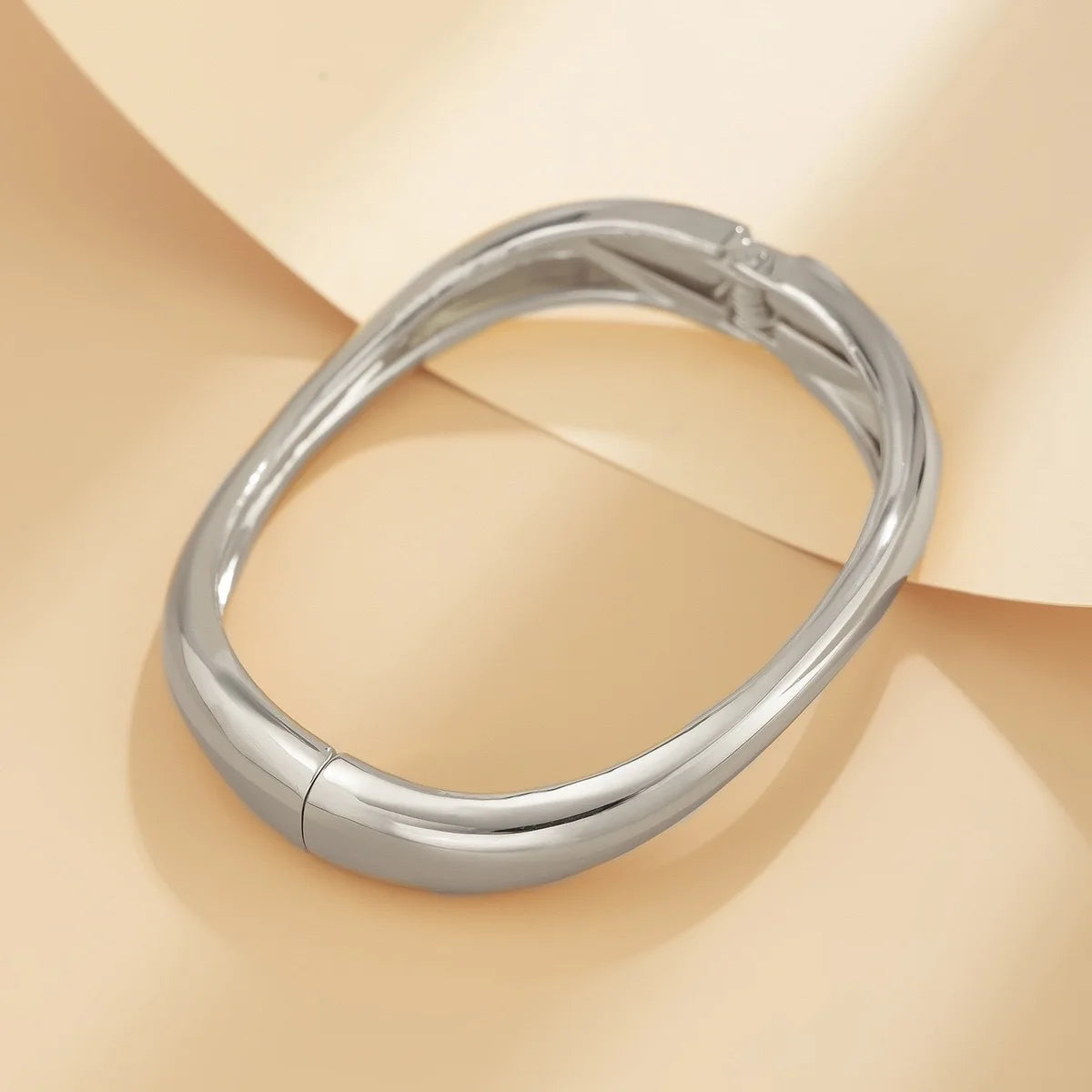 Deia Minimalist Bangle