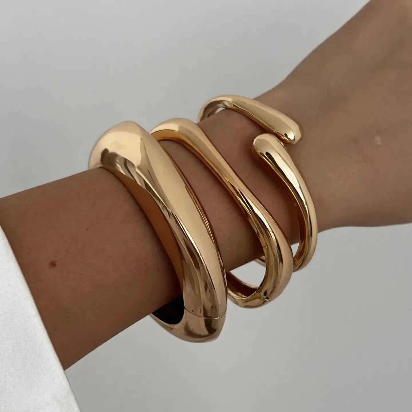 Deia Minimalist Bangle