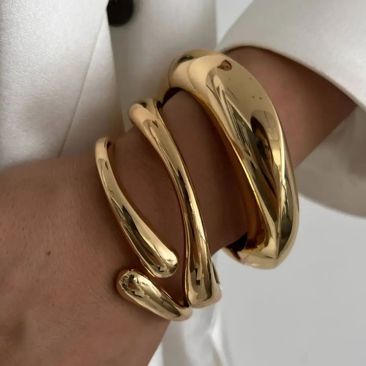 Deia Minimalist Bangle