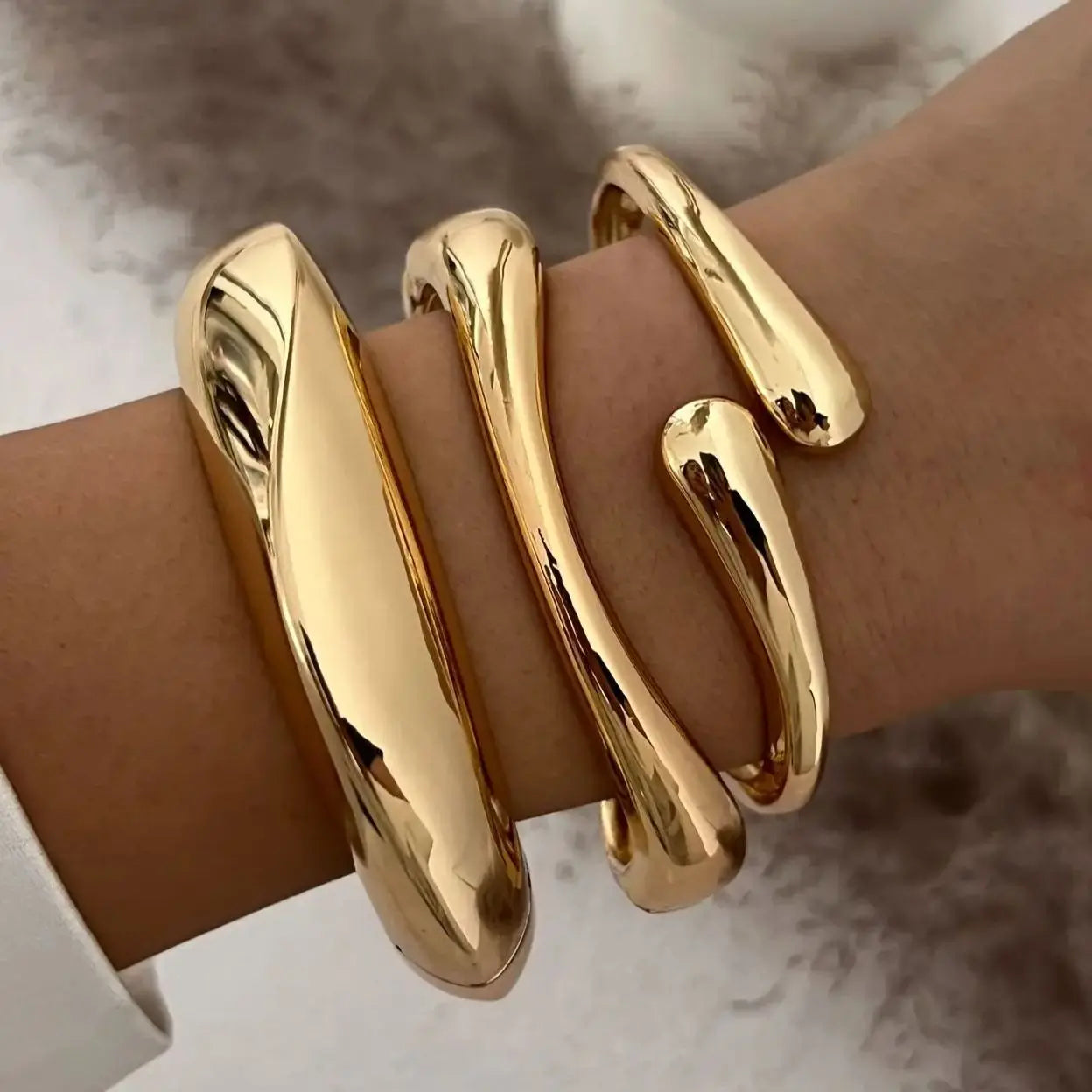 Deia Minimalist Bangle