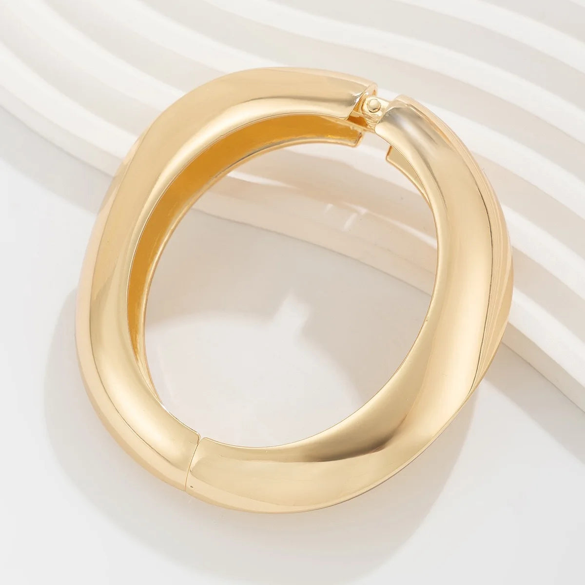 Deia Minimalist Bangle