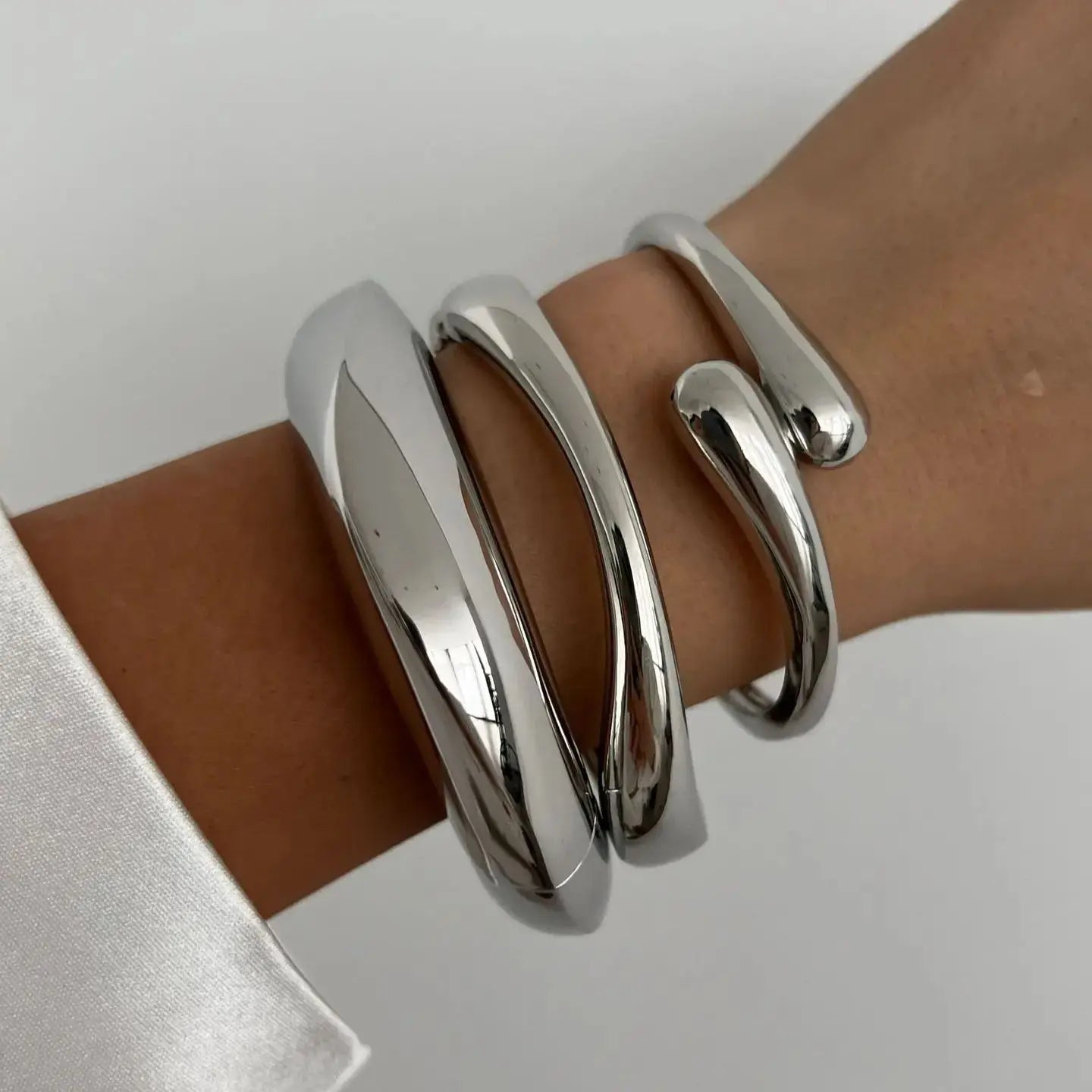 Deia Minimalist Bangle