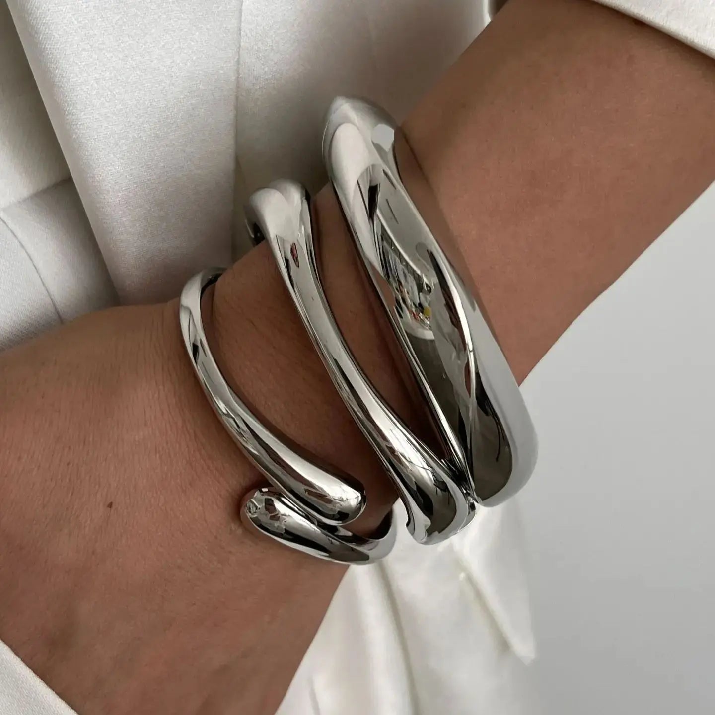 Deia Minimalist Bangle